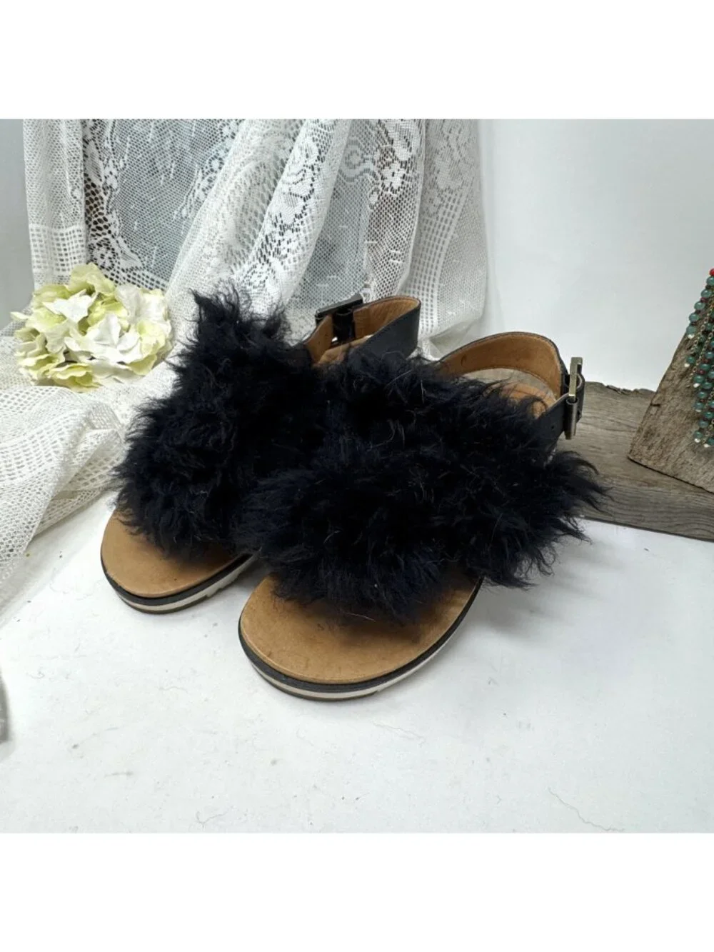 UGG Woman's Holly Shearing Sandals Tongs Size 6 Black